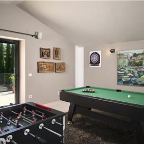 4 Bedroom Luxury Villa Retreat with Heated Infinity Pool near Buje, Sleeps 8-10
